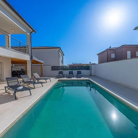 4 Schlafzimmer, 3 Badezimmer, Kueche, Wohnzimmer, Privater Pool, Grill Vodnjan