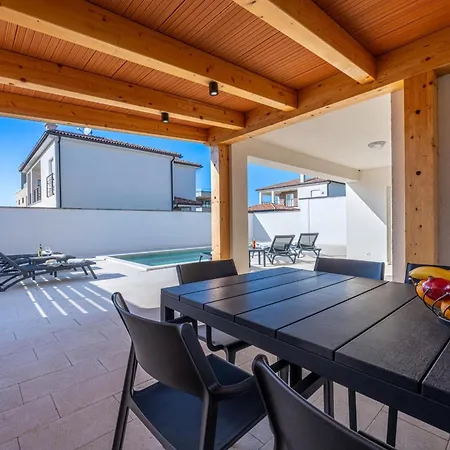 Semesterbostad 4 Schlafzimmer, 3 Badezimmer, Kueche, Wohnzimmer, Privater Pool, Grill