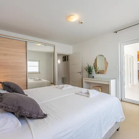 Semesterbostad 4 Schlafzimmer, 3 Badezimmer, Kueche, Wohnzimmer, Privater Pool, Grill Vodnjan