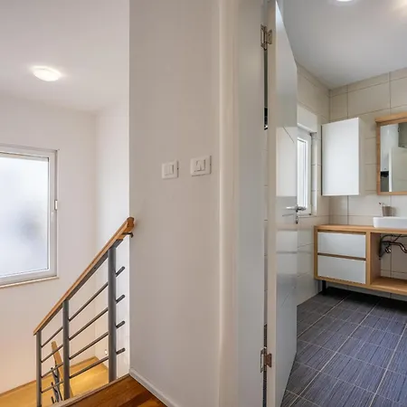 4 Schlafzimmer, 3 Badezimmer, Kueche, Wohnzimmer, Privater Pool, Grill