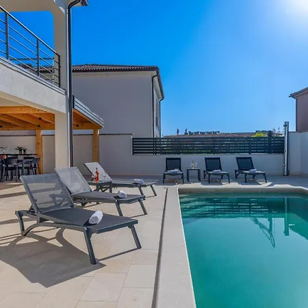 4 Schlafzimmer, 3 Badezimmer, Kueche, Wohnzimmer, Privater Pool, Grill