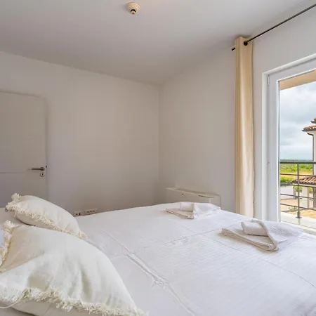 4 Schlafzimmer, 3 Badezimmer, Kueche, Wohnzimmer, Privater Pool, Grill *