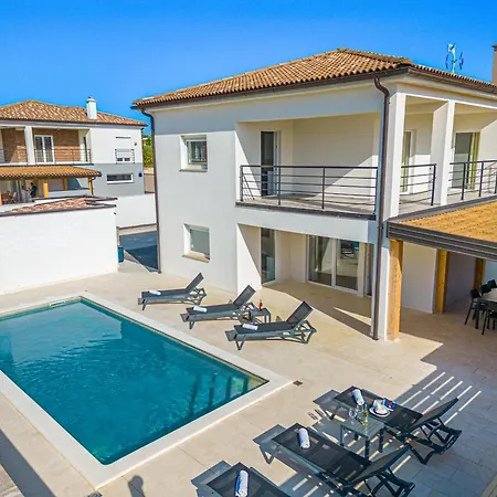 Semesterbostad 4 Schlafzimmer, 3 Badezimmer, Kueche, Wohnzimmer, Privater Pool, Grill
