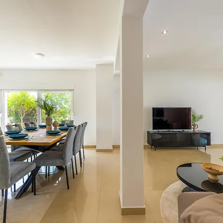4 Schlafzimmer, 3 Badezimmer, Kueche, Wohnzimmer, Privater Pool, Grill *