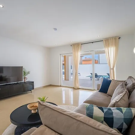 4 Schlafzimmer, 3 Badezimmer, Kueche, Wohnzimmer, Privater Pool, Grill * Vodnjan