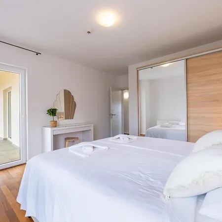 Semesterbostad 4 Schlafzimmer, 3 Badezimmer, Kueche, Wohnzimmer, Privater Pool, Grill