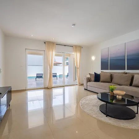 Semesterbostad 4 Schlafzimmer, 3 Badezimmer, Kueche, Wohnzimmer, Privater Pool, Grill Vodnjan