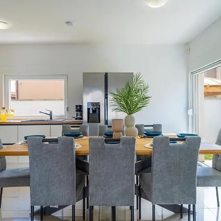 4 Schlafzimmer, 3 Badezimmer, Kueche, Wohnzimmer, Privater Pool, Grill