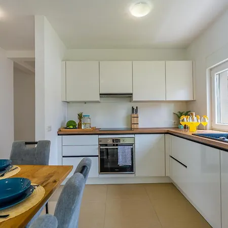 Semesterbostad 4 Schlafzimmer, 3 Badezimmer, Kueche, Wohnzimmer, Privater Pool, Grill