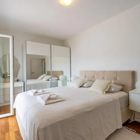 4 Schlafzimmer, 3 Badezimmer, Kueche, Wohnzimmer, Privater Pool, Grill